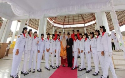 PASKIB dan Marching Band SMA Negeri Plus Provinsi Riau Menjadi Petugas Upacara HUT RI Ke-78 di Paruga Na'e Sila