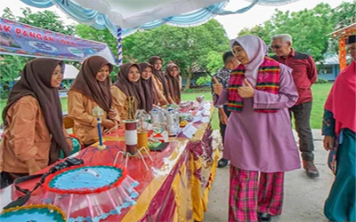 Wakil Gubernur Riau Tinjau Stand Pangan Siswa SMA Negeri Plus Provinsi Riau